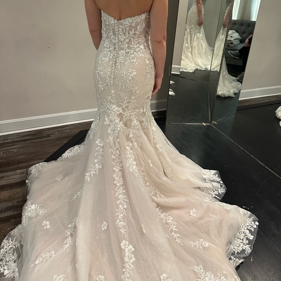 Maggie Sottero Lennon Wedding Gown - Picture 6 of 11